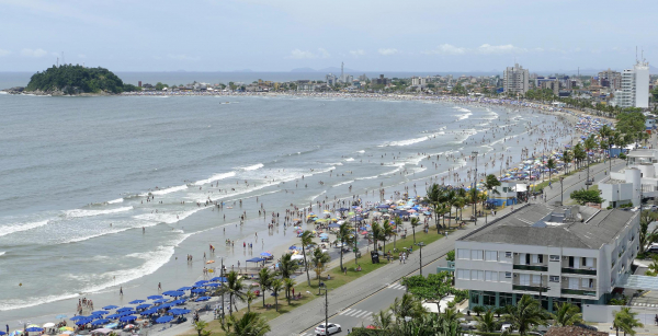 Praias lotadas na temporada vira dúvida em ano de pandemia