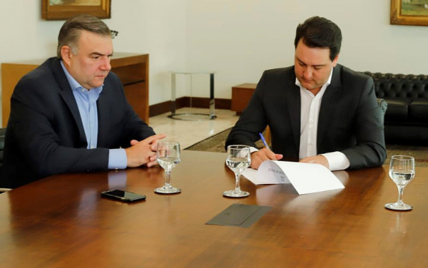 Leprevost e o governador Ratinho Jr, na assinatura do salário mínimo de 2020