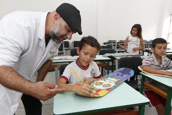 Toto Lopes ‘fazendo arte’ com um de seus alunos