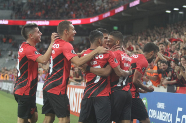 Jogadores do Athletico comemoram gol na Arena