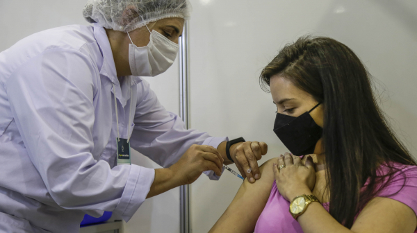 Vacinação é voltada a profissionais de saúde de 14 áreas com registro nos conselhos de classe que ainda não receberam a primeira dose