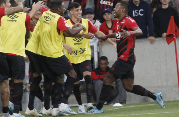 Jogadores do Athletico: folha salarial abaixo da média no Brasileirão