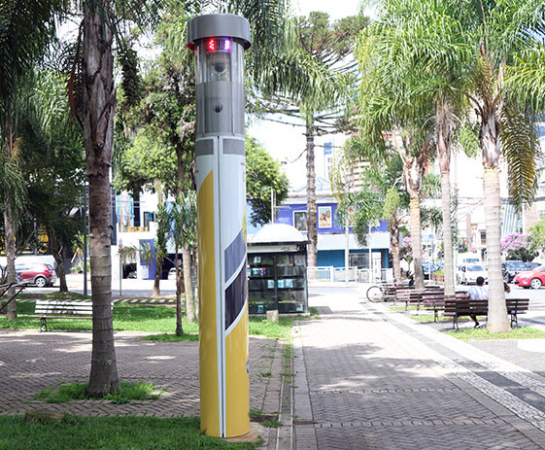 Totem de segurança na Praça da Espanha, em Curitiba: vigilância