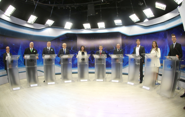 Lei atual obriga chamar onze candidatos para o debate em Curitiba