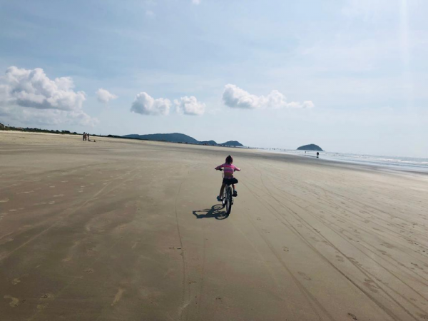 Praia de Pontal do Sul. Ao fundo, a Ilha do Mel