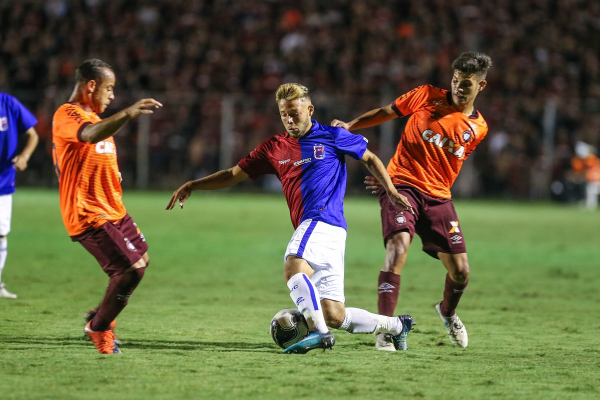 Gabriel Pires enfrenta o Athletico em 2018