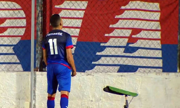 Bruno Rodrigues comemora o gol junto à torcida do Paraná