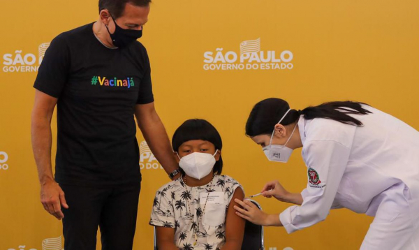 Menino Davi, um indígena xavante de 8 anos que mora em Piracicaba, no interior do estado de São Paulo, é a primeira criança no Brasil