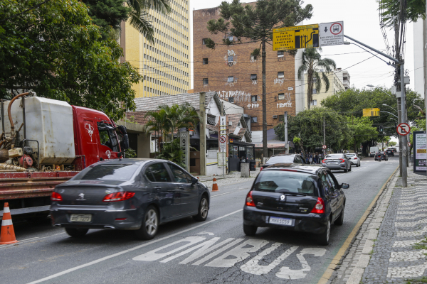 Rua campeã de abusos cometidos pelos condutores é também a mais recente na qual a faixa exclusiva foi implantada: a Alfredo Bufren e sua continuação, pela Amintas de Barros