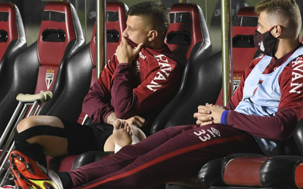 Do banco, Renato Kayzer assiste ao segundo tempo do jogo com o São Paulo
