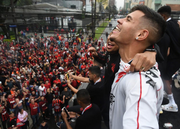 Bruno Guimarães festeja em Curitiba