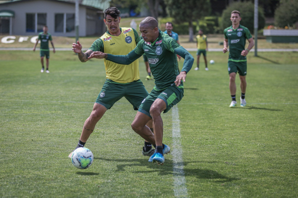 Matheus Bueno e William Matheus disputam lance em treino