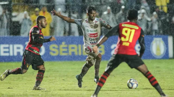 Operário (de branco) e Sport em Ponta Grossa