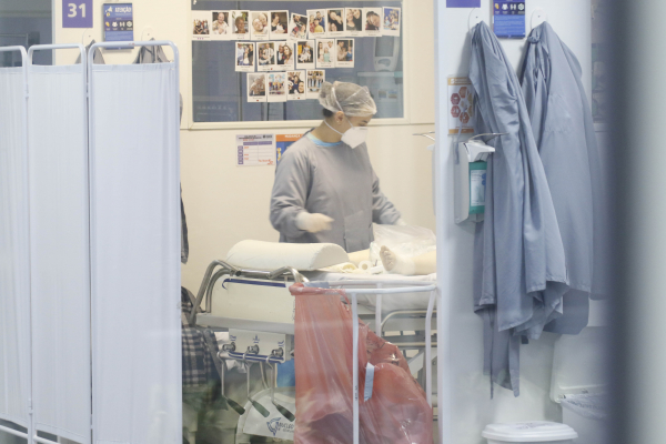 Há mais de um ano na linha de frente, médicos acusam exaustão