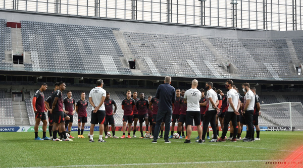 Aspirantes do Athletico treinam na Arena da Baixada