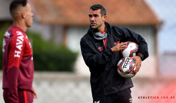 Bruno Lazaroni, técnico dos aspirantes do Athletico