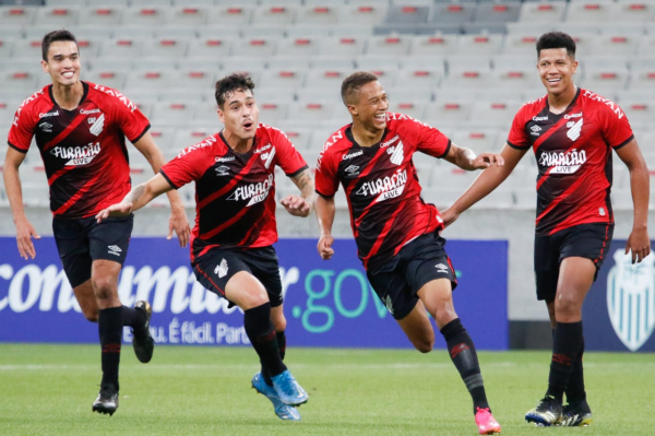 Jogadores do Athletico comemora gol no Atletiba: elogios do treinador