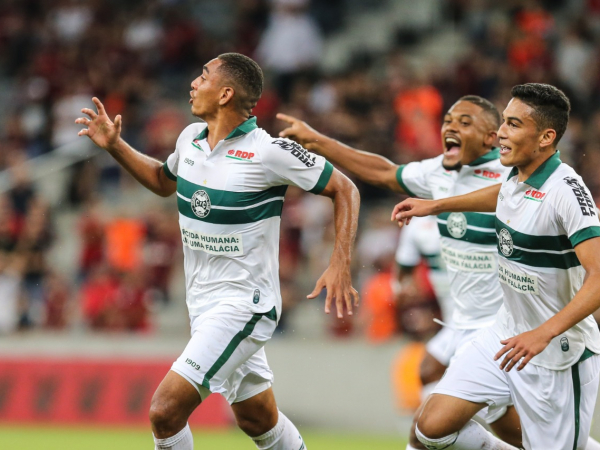 Igor Jesus puxa a fila para comemorar o primeiro gol do Coritiba na partida