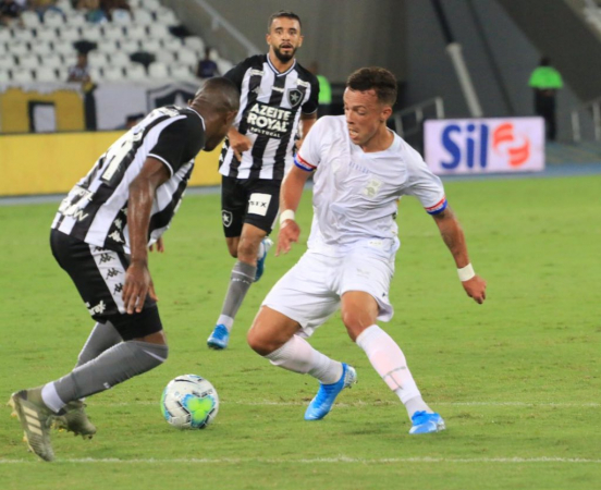 Andrey enfrenta a marcação do Botafogo