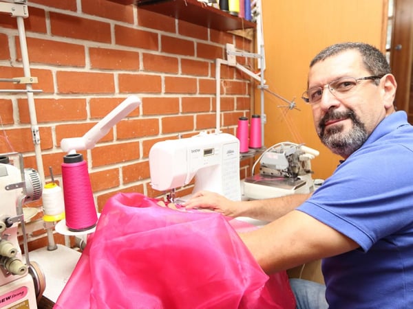 Ari e seu atelier: 19 anos de polícia e uma vida na costura