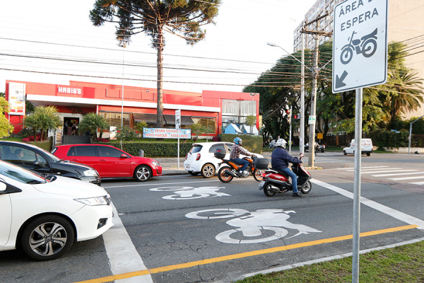 Semáforos com “motocaixas” já estão presentes na Avenida Kennedy
