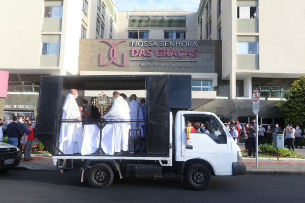 Depois da missa, carreata passou pelos hospitais