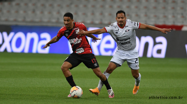 Christian, do Athletico, disputa lance com jogador do Jorge Wilstermann