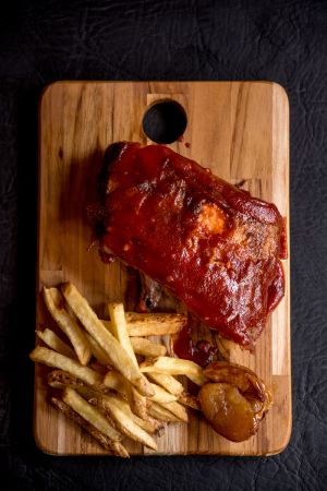Costelinha defumada com molho barbecue artesanal, fritas e cinnamon Apple.