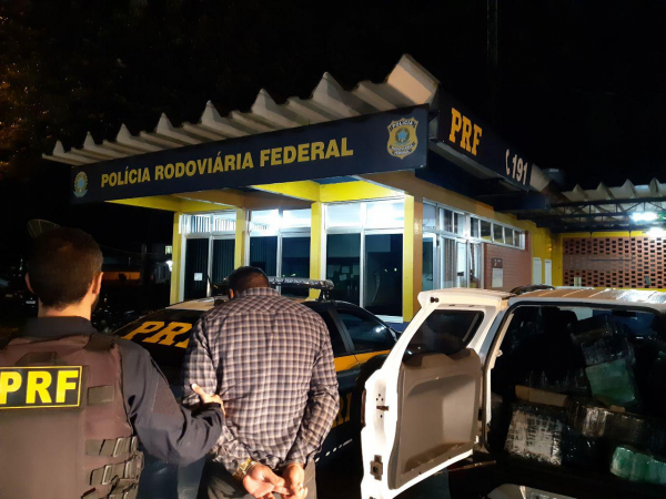 Policial prende suspeito de tráfico de drogas