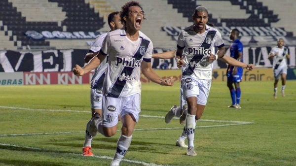 Camilo comemora gol que deu vitória para a Ponte diante do Paraná no Moisés Lucarelli