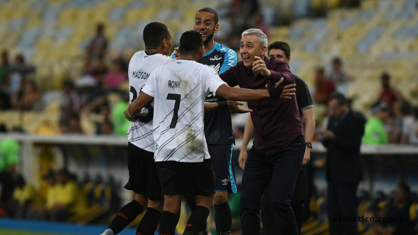Rony e Madson comemoram com Tiago Nunes, no Maracanã