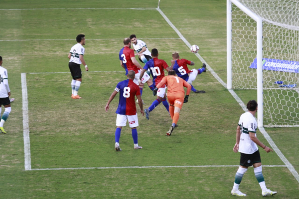 Cerutti marca o quarto gol do Coritiba sobre o Paraná