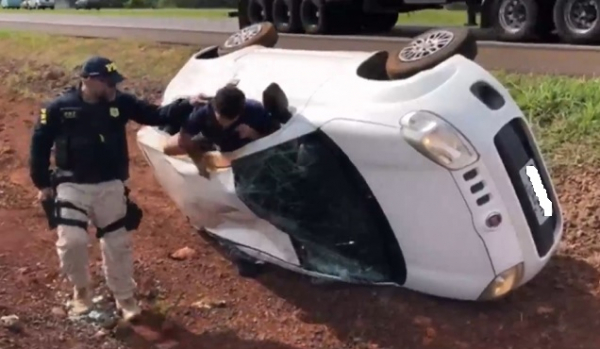 Policial rodoviário retira homem que tentou escapar com droga no carro