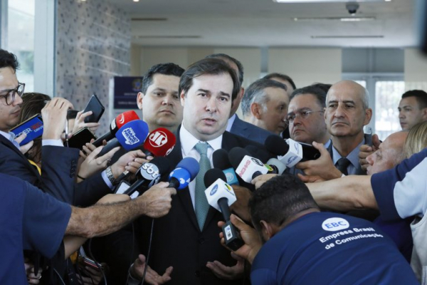 aia disse que vai aguardar o retorno do presidente do Senado, Davi Alcolumbre, para decidir sobre a instalação do colegiado.