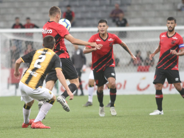 Bruno Guimarães (ao fundo) observa jogada de Marco Rúben