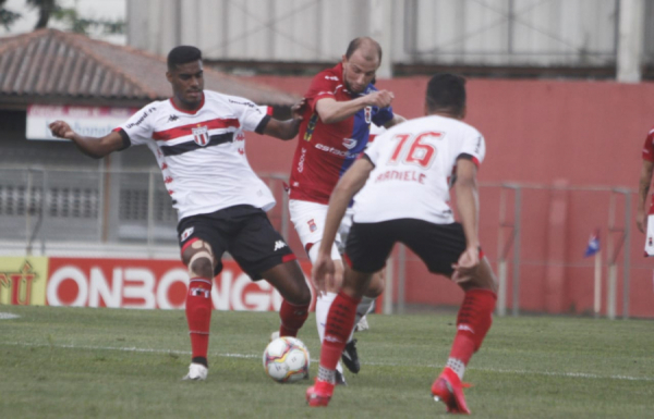 Renan Bressan (ao centro)