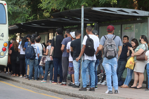Circulação de pessoas preocupa Prefeitura, que pede que empresas retomem o tabalho remoto