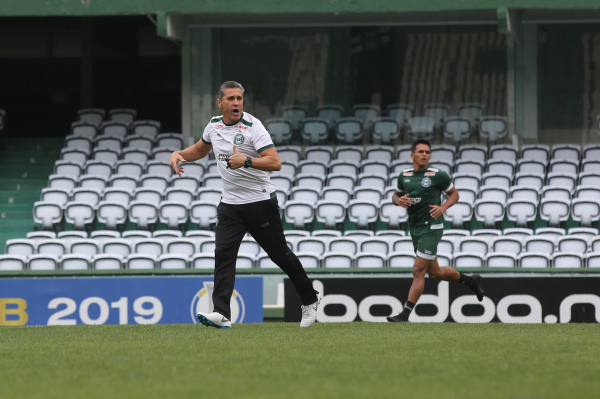 Jorginho comanda treino