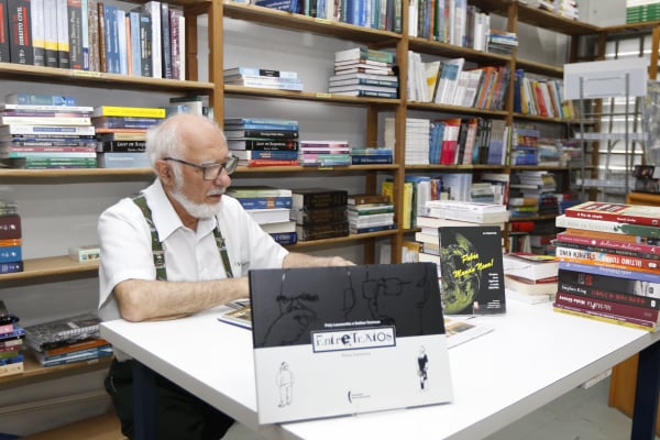 Aramis Chain em sua livraria: resistência