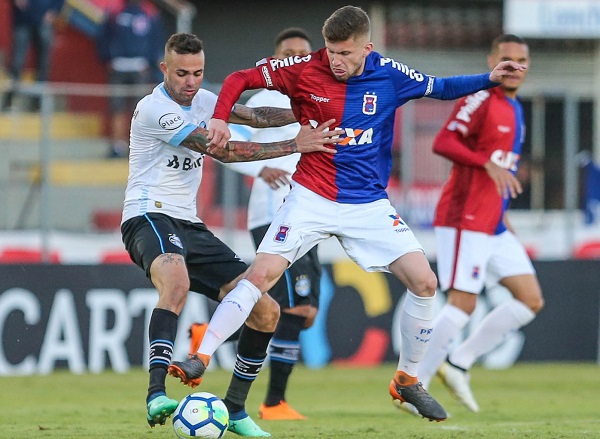 Caio Henrique disputa lance na partida contra o Grêmio: três assistências