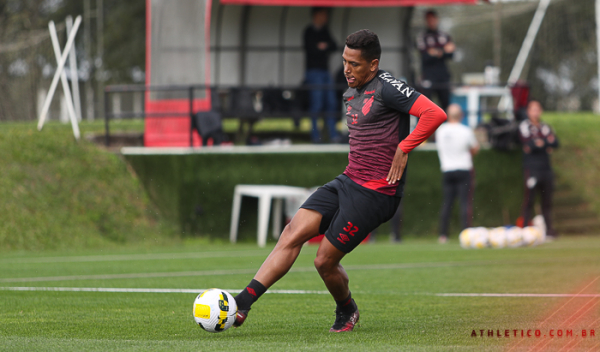 Pedro Rocha, em treino do Athletico nesta segunda-feira