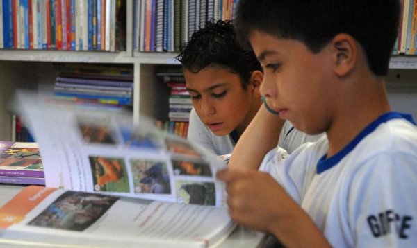 Dúvidas sobre pagar a mensalidade escolar na íntegra mesmo com as aulas presenciais suspensas ou pedir descontos e até a suspensão dos pagamentos enquanto as aulas não retornarem à normalidade