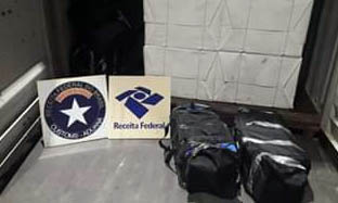 A cocaína apreendida: dentro de sacolas