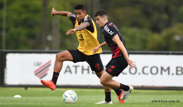 Reinaldo (de colete amarelo) disputa lance com Cittadini: prováveis titulares