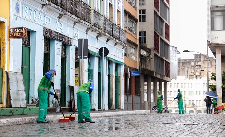 Equipes de limpeza trabalham na preparação das comemorações da Independência do Brasil na Bahia, neste sábado