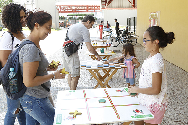 Dia de brincadeiras na Regional Cajuru no primeiro dia do Festival