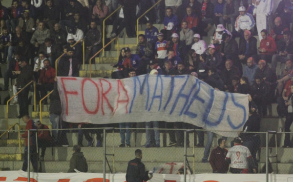 Torcedores protestam na Vila Capanema, contra o técnico Matheus Costa