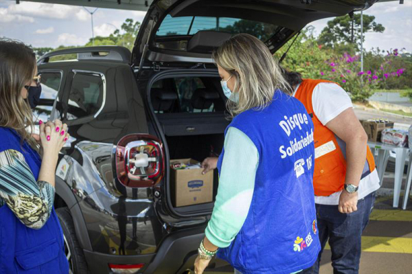 Drive-thru do Doe Solidariedade realizado no Madalosso
