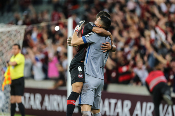 Pablo e Santos comemoram a vitória nos pênaltis sobre o Bahia, em 2018: última derrota no tempo normal pela Sul-Americana