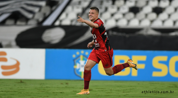 Renato Kayzer comemora gol sobre o Botafogo
